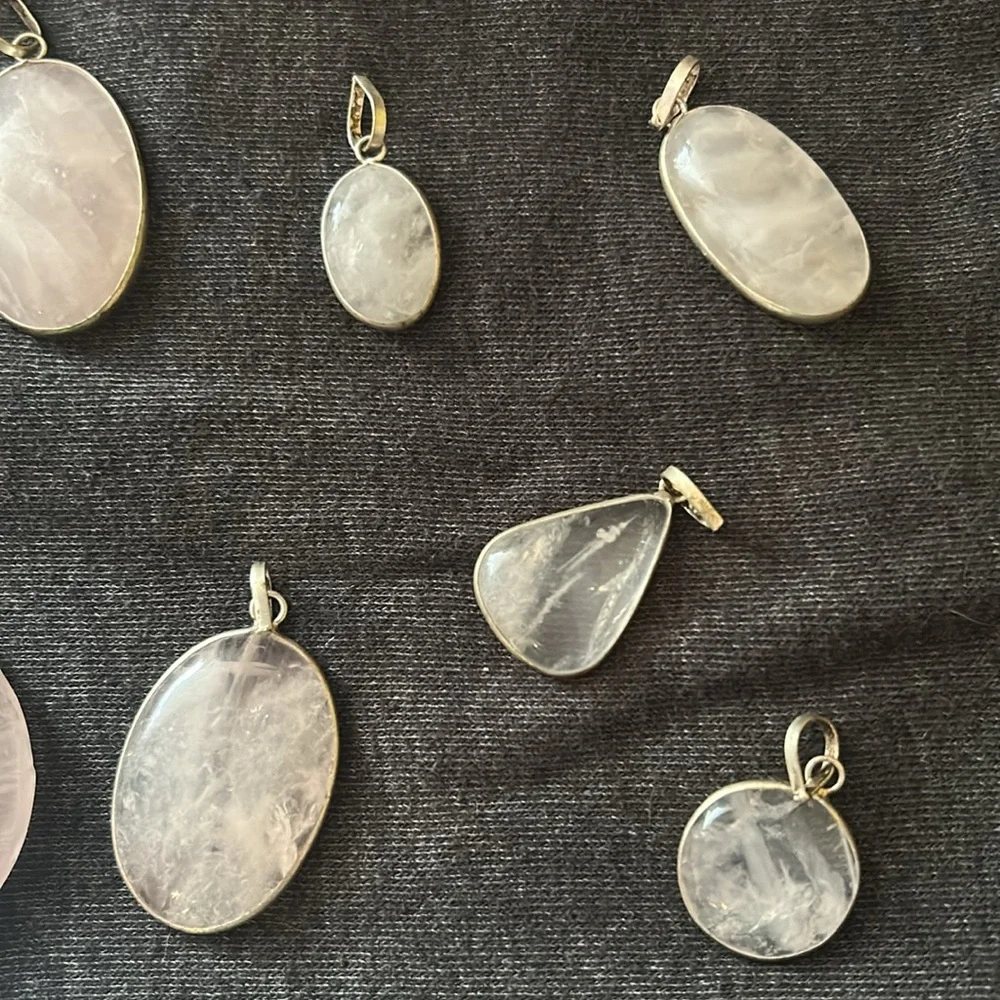 Lot of varying sized rose quart pendants slight damage - Picture 6 of 6